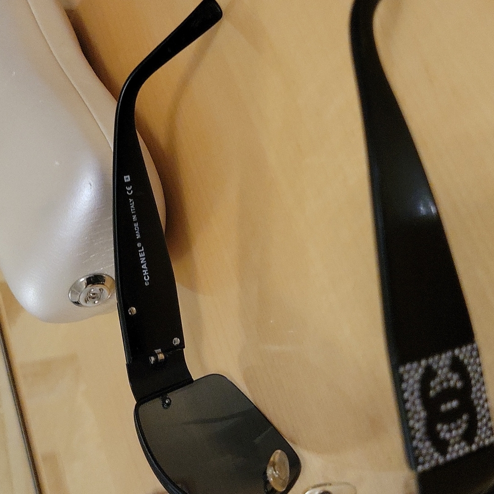 CHANEL Sunglasses-  Vintage Crystals CC logo - Picture 6 of 9
